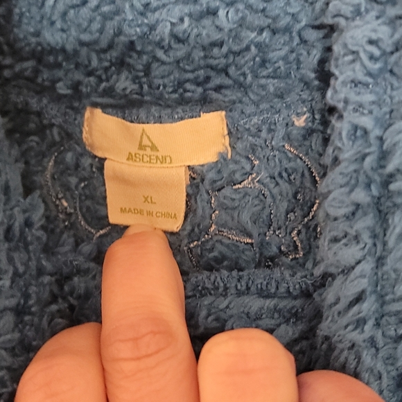 🎊HP🎉ASCEND Blue Fuzzy Pullover - Size XL - Picture 6 of 6